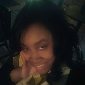 Meet your Posher, Lora